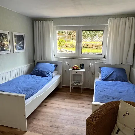 Sonnige Souterrain-ferienwohnung Apartment