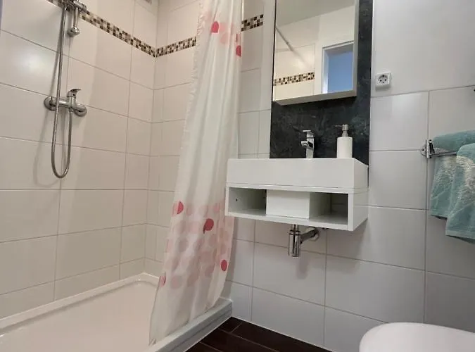 شقة Sonnige Souterrain-ferienwohnung *